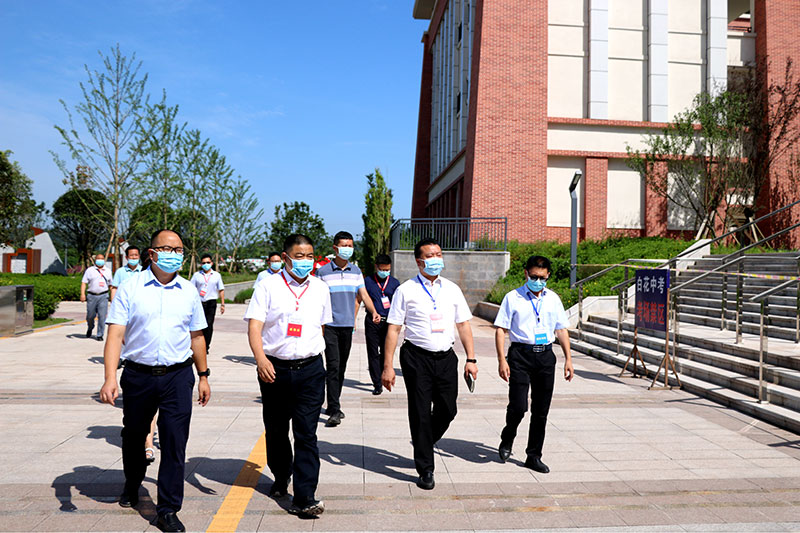 宜宾市委教育工委副书记、市教育体育局党委书记、局长田贵荣到翠屏区白花镇实地督查中考考点工作_fororder_查看考点环境-摄影-陈国峰