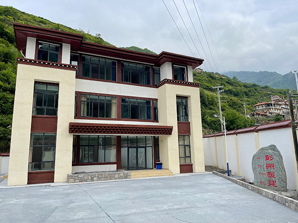 成都彭州市援建阿坝州黑水县自来水厂恢复重建项目投入使用_fororder_黑水县自来水厂的崭新办公楼-供图-彭州市委宣传部
