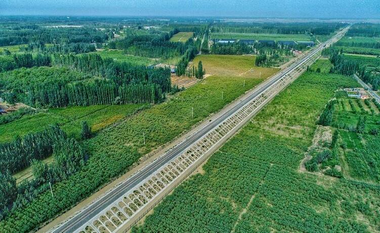 这条铁路今日通车！让世界首个环沙漠铁路线走进现实
