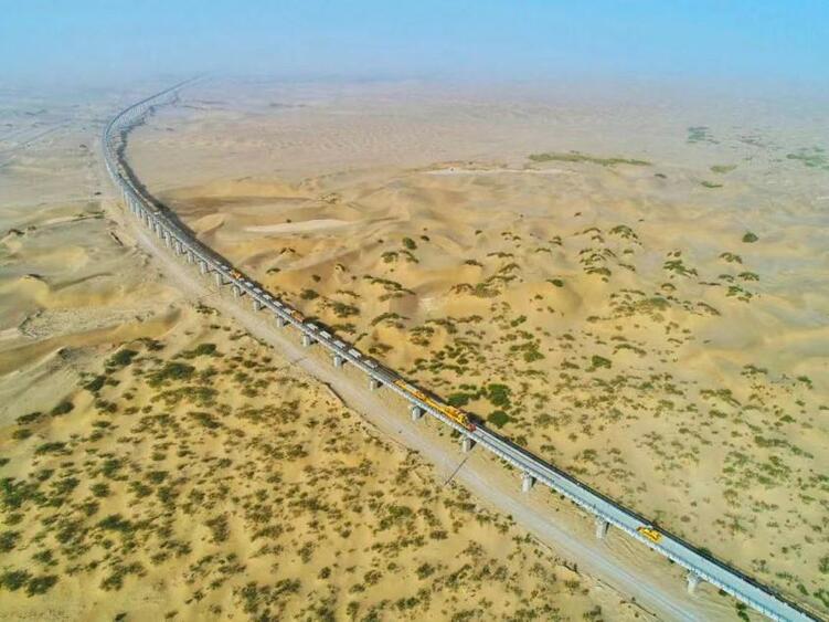 这条铁路今日通车！让世界首个环沙漠铁路线走进现实