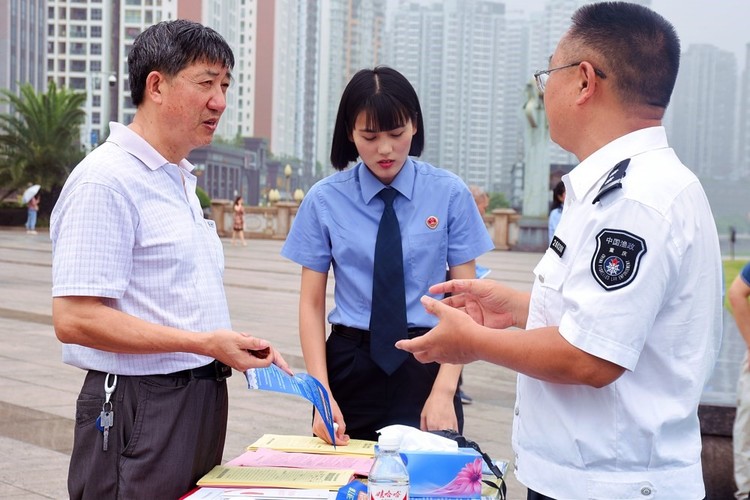 【B】重庆涪陵公安联合多部门开展长江流域“禁渔”宣传