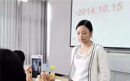 签到大作战——看中美教授如何提高学生出勤率？