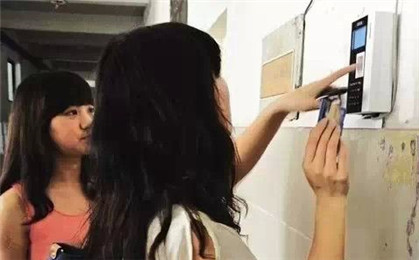 签到大作战——看中美教授如何提高学生出勤率？