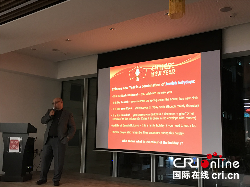 图片默认标题_fororder_3.主持人高乐介绍中国春节习俗。（摄影孙伶俐）.JPG