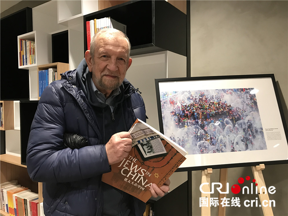 图片默认标题_fororder_5.卡尼在书中找到了父亲的照片。（摄影孙伶俐）.JPG