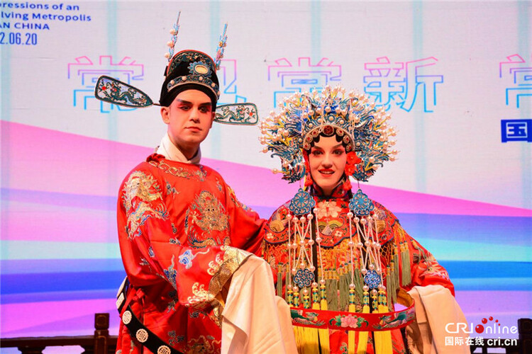 走进百年易俗社 外国博主“变装”状元郎_fororder_图片2