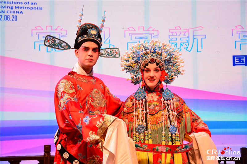 走进百年易俗社 外国博主“变装”状元郎_fororder_图片2