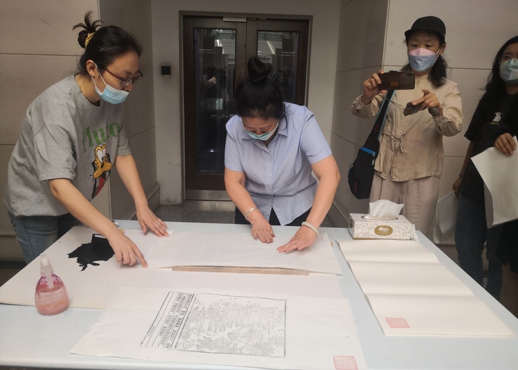 雕版手制书《呼兰河传》特展在省图书馆启幕