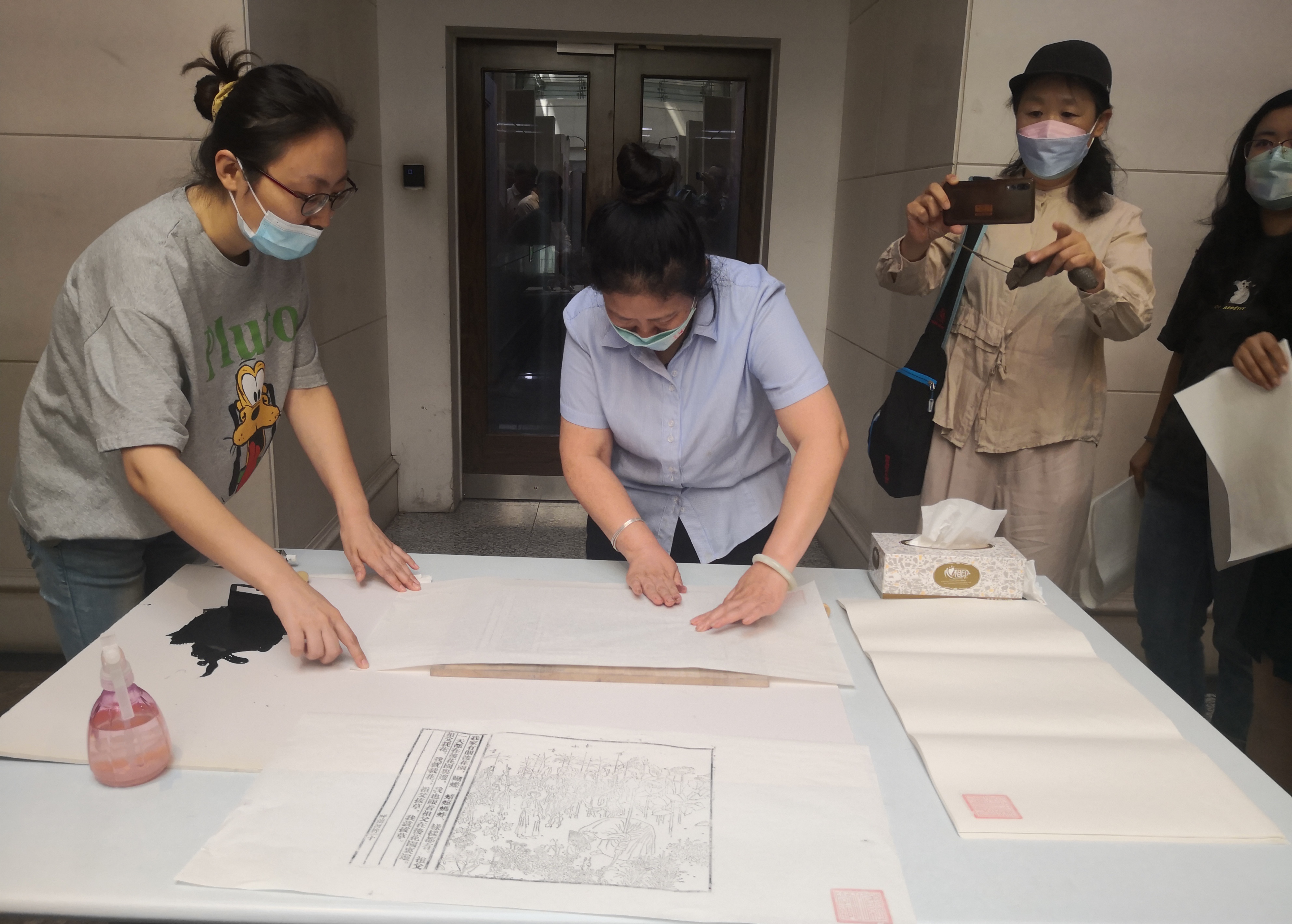 雕版手制书《呼兰河传》特展在省图书馆启幕