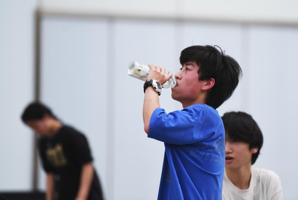 新华全媒+丨为什么近期南方持续强降雨、北方高温不退？