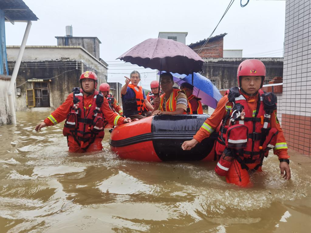 新华全媒+丨为什么近期南方持续强降雨、北方高温不退？