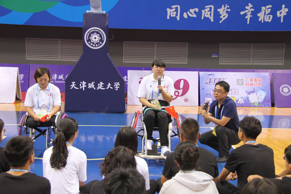 城建大学志愿者倾听运动员感人故事 同唱《我和我的祖国》