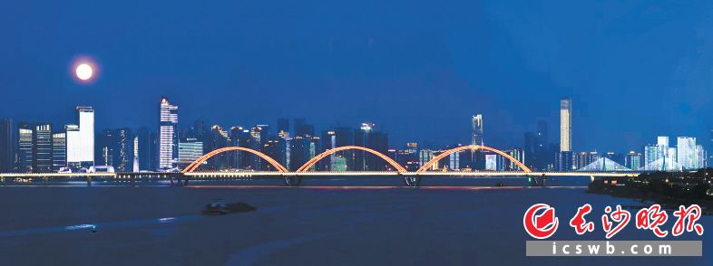 月色醉湘江！今年最大“超级月亮”现身夜空_fororder_1