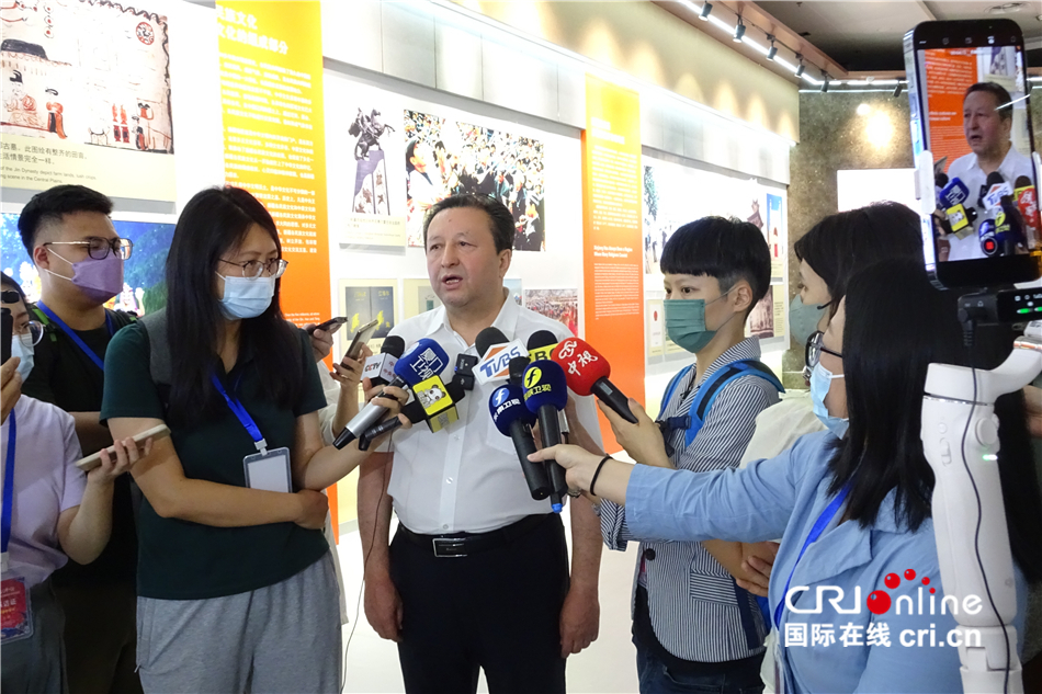 “魅力新疆——海峡两岸记者联合采访活动”实录五：新疆的反恐和去极端化斗争是正义之举_fororder___172.100.100.3_temp_2_1_2_1_1_f22c9450-b62b-4350-bbe2-cf1d2f423479.JPG