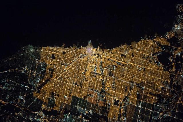 宇航员拍摄地球夜景：城市路网分明 街道灯火辉煌