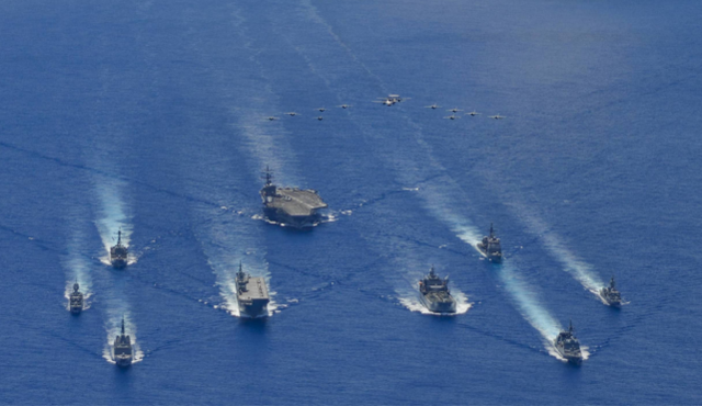 南海观察 | 美国想在南海拉群架，东南亚国家谁会递上“投名状”？_fororder_图2    7月21日，美、日、澳三国在南海举行联合军演（来源：环球时报）