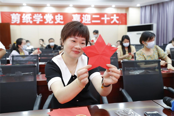 武汉商学院与社区共剪“红色祝愿”_fororder_图片3