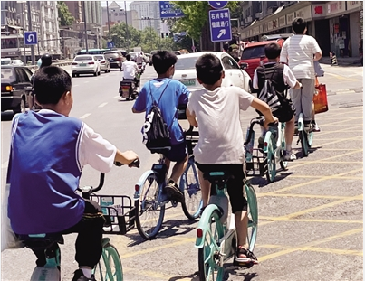 6名小男孩骑5辆单车“飙车” 交警提醒：未满12岁周岁不能骑车上路_fororder_QQ图片20220718085823