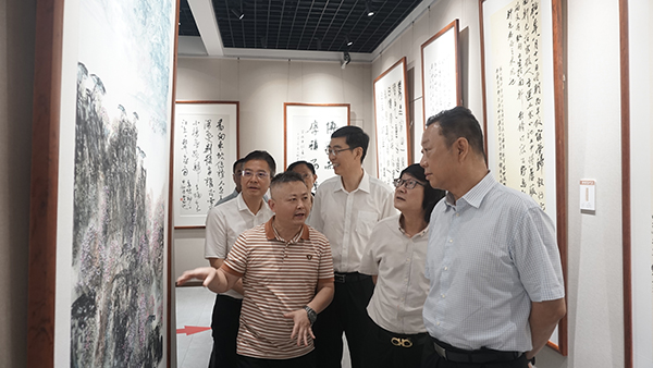 “吾家蜀江上——喜迎二十大·东坡遗韵”书画展成都开展_fororder_四川省政协副主席、党组副书记曲木史哈（右一）参观书画展