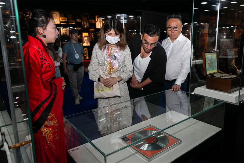 大连创建东亚之都 | 在世界音乐文化博物馆 海外旅游达人触摸音乐文化脉络_fororder_CU2A