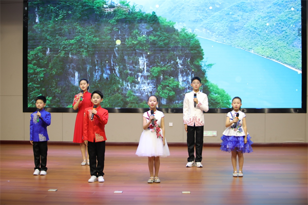 荆门市东宝区首届青少年诗词朗诵大赛举行_fororder_图片5