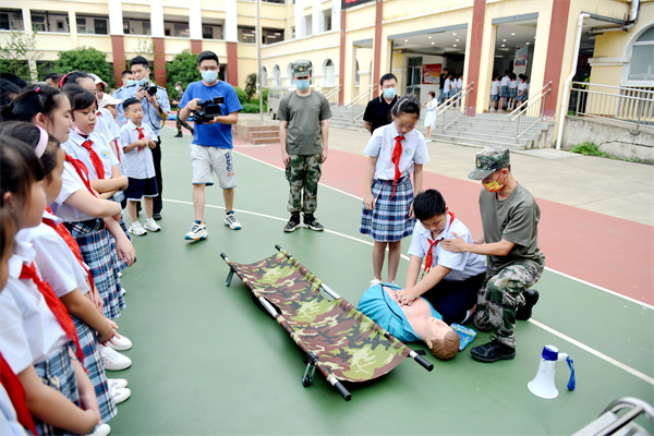 武汉江岸区:“幸福是棵树 安全是沃土”安全教育进校园_fororder_图片1