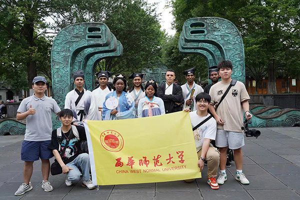 老外在四川㉙｜孟加拉国留学生杜天：在诗歌中感悟南充 我与南充同成长_fororder_杜天（后排左一）和同学们在录制《阆水歌》外景视频-供图-受访者