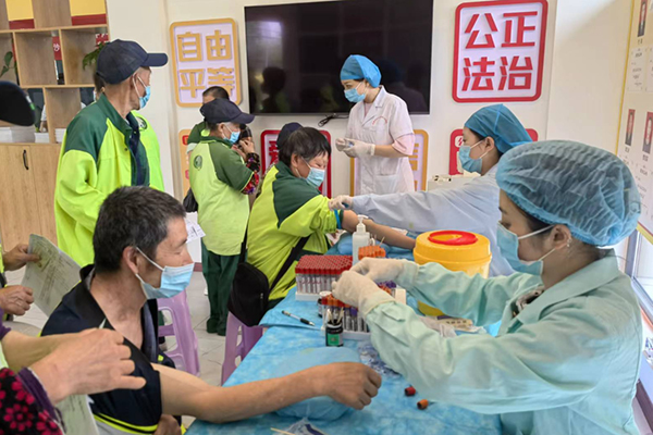 成都气温突破35℃ 环卫工人调整作业时间_fororder_环卫工人正在进行健康体检-供图-成都市城市管理委员会