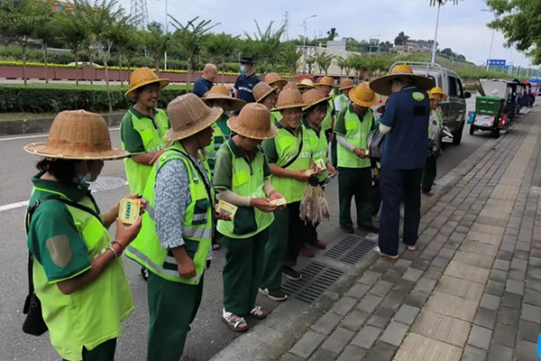 成都气温突破35℃ 环卫工人调整作业时间_fororder_夏日送清凉-供图-成都市城市管理委员会