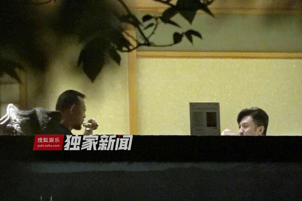 独家：姜文于小伟会面把酒言欢 姜文抽雪茄霸气