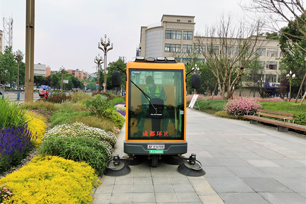 成都气温突破35℃ 环卫工人调整作业时间_fororder_蒲江县综合行政执法局采购道路清扫保洁作业车辆-供图-成都市城市管理委员会