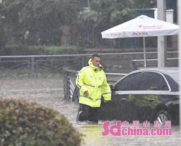 青岛交警全力应对突发暴雨警情
