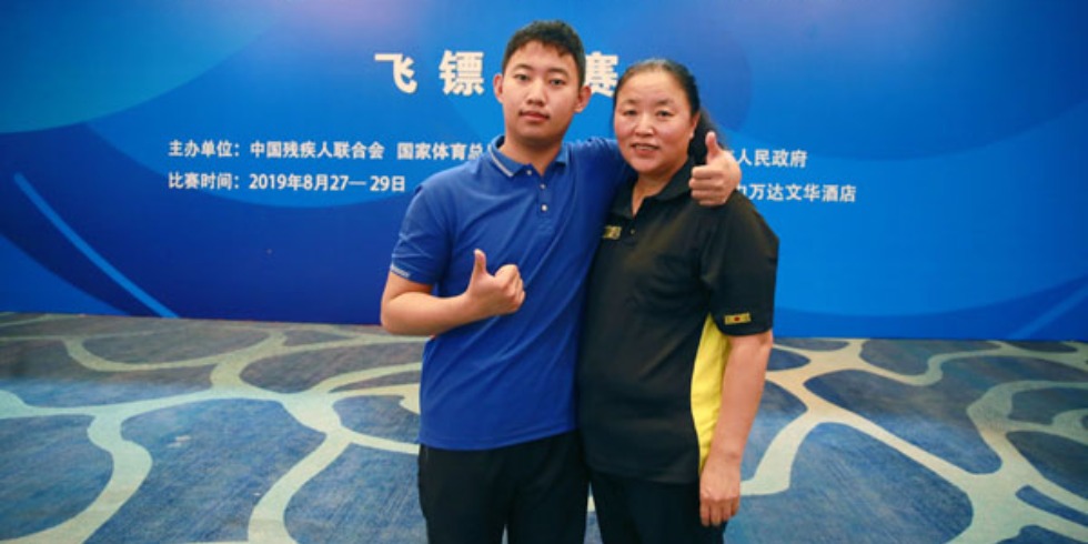 “少年镖侠”曲显光 从失聪少年到飞镖冠军的曲折弧线