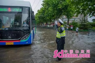 青岛交警全力应对突发暴雨警情