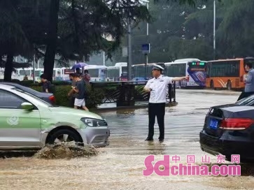 青岛交警全力应对突发暴雨警情