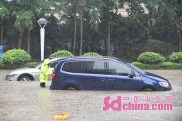 青岛交警全力应对突发暴雨警情