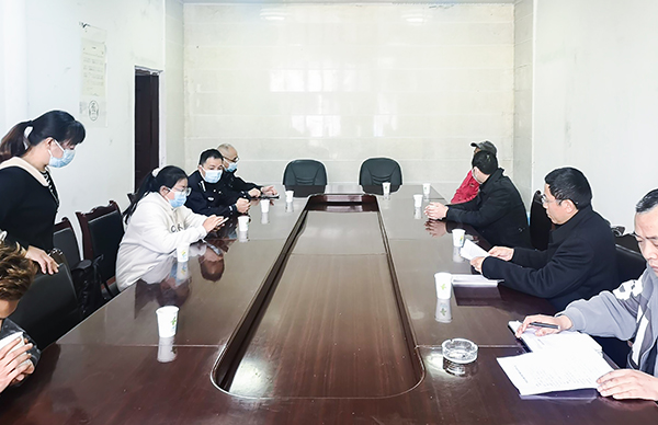 擦亮司法为民底色 自贡市大安区何市司法所力争创建省级“枫桥式司法所”_fororder_协调纠纷现场