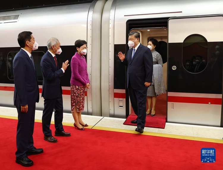出席庆祝香港回归祖国25周年大会暨香港特别行政区第六届政府就职典礼并对香港进行视察 习近平抵达香港 香港特别行政区行政长官林郑月娥等前往高铁西九龙站迎接_fororder_2