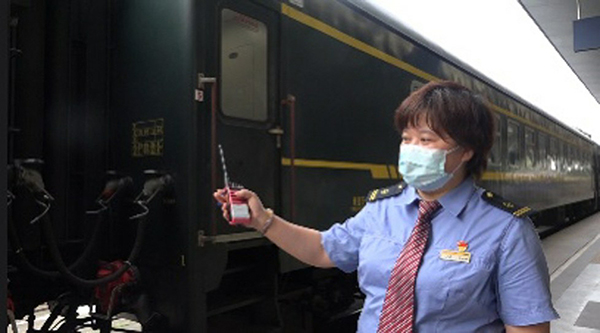 （转载）成都车站客运车间副主任张芸娣：入行13年 成都车站陪伴我成长_fororder_dd49f549170ea471ed08c207c9b28d10