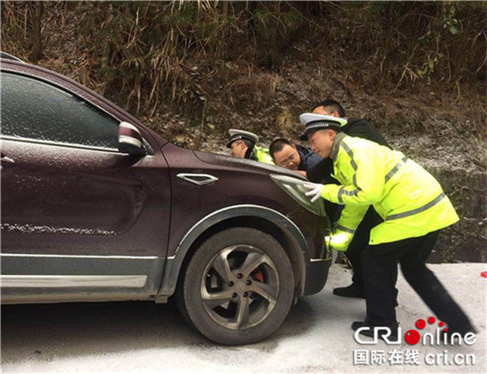 已过审【法制安全】轿车雪夜被困山路 巡逻民警及时帮助排险