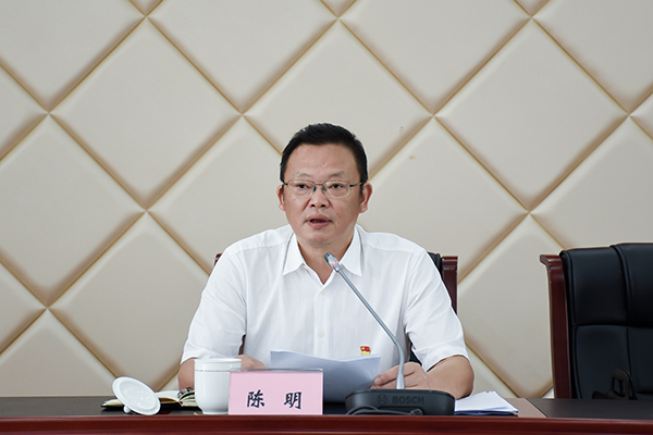 彰显新时代共产党人新风貌 自贡高新区举行“两优一先”表彰大会_fororder_2自贡高新区党工委副书记陈明讲话（摄影-赵丽）