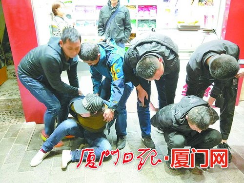 【法治 主推 】【滚动新闻】【地市厦门 】（摘要：一对男女去中山路偷服装，还把偷来的服装“寄存”在麻辣烫店。昨日，思明警方通报这起案件，中华派出所民警接到热心群众举报，将这对男女人赃并获。）一对男女偷走13件高档服装 热心人士察觉异常后报警