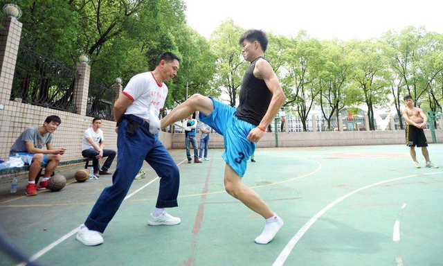 气功大师靠挨打年薪百万 孤独求败欲战泰森