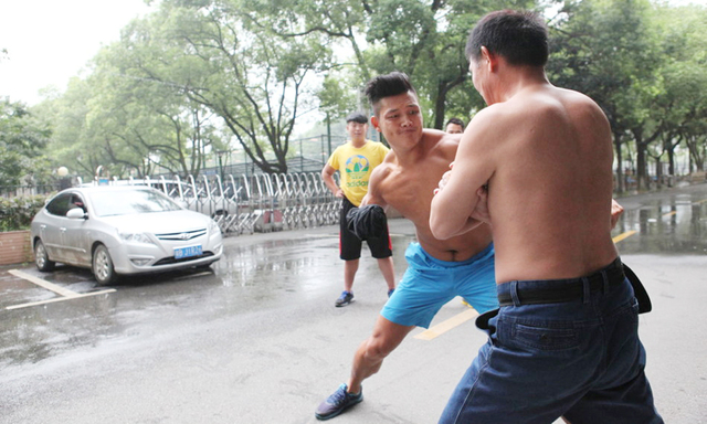气功大师靠挨打年薪百万 孤独求败欲战泰森