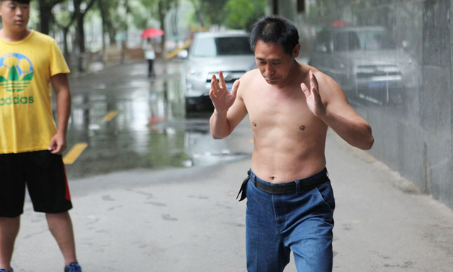 气功大师靠挨打年薪百万 孤独求败欲战泰森
