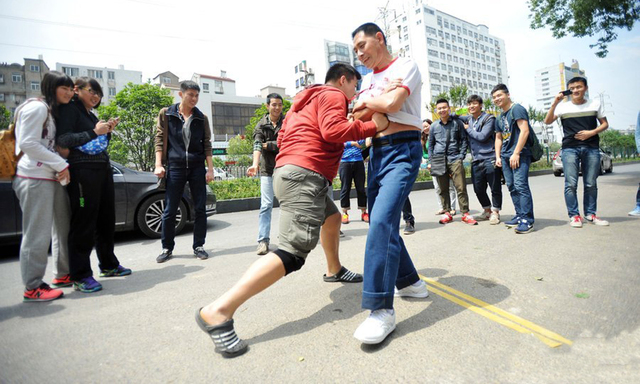 气功大师靠挨打年薪百万 孤独求败欲战泰森