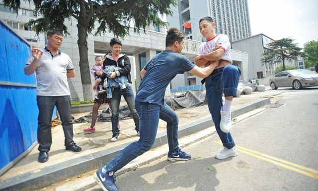 气功大师靠挨打年薪百万 孤独求败欲战泰森