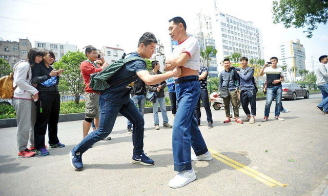 气功大师靠挨打年薪百万 孤独求败欲战泰森