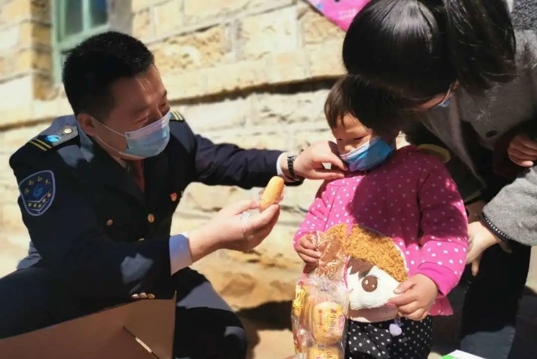 穿不穿军装，你们都是战士！