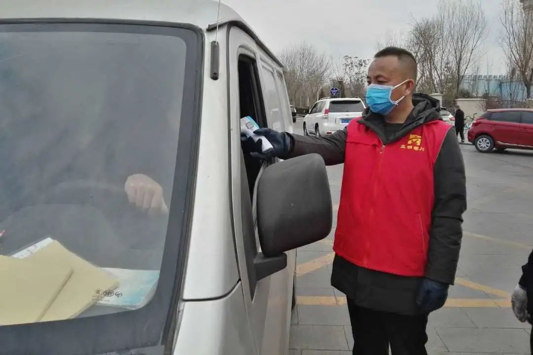 穿不穿军装，你们都是战士！